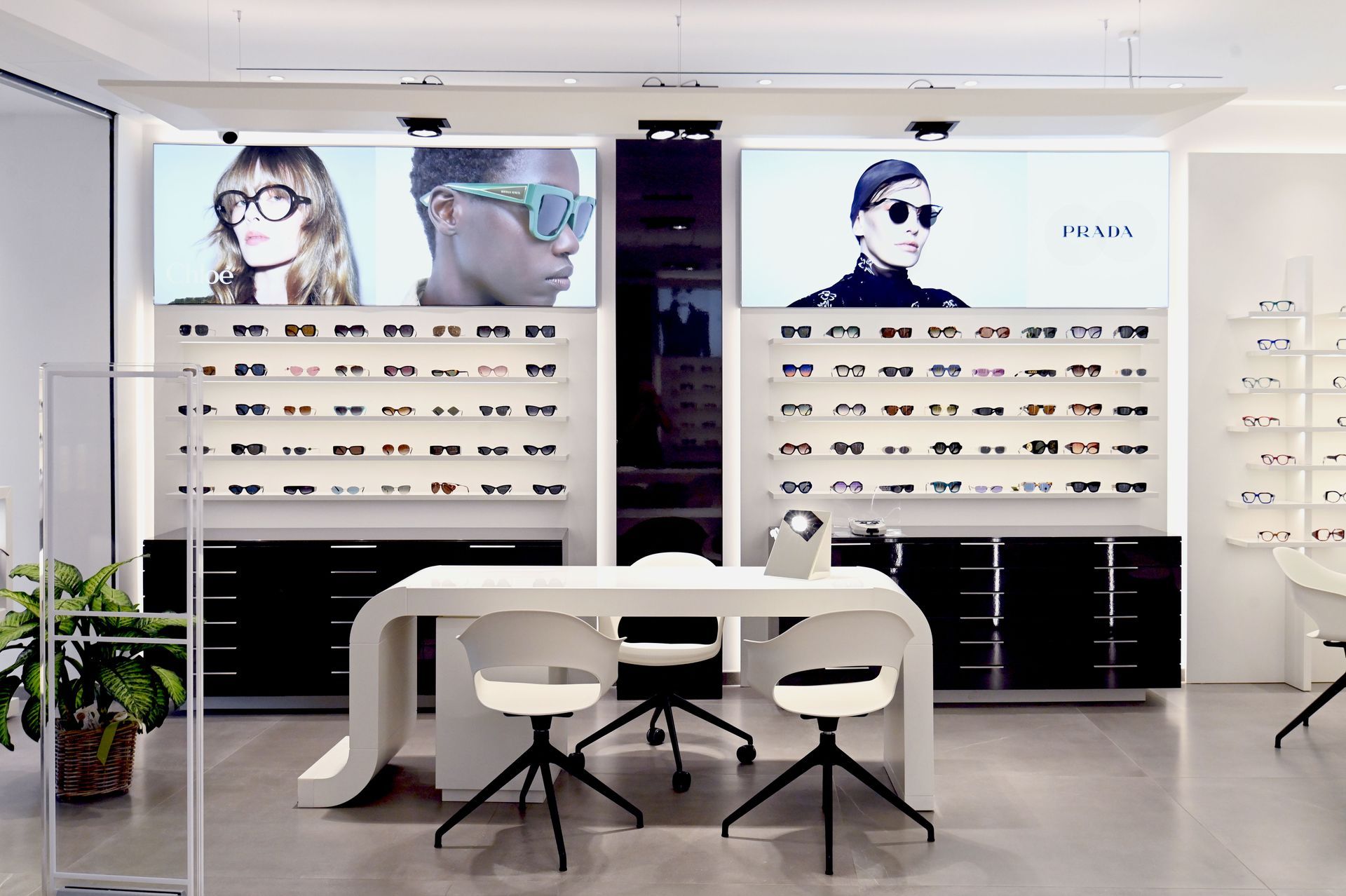 Una donna che indossa occhiali e una maglietta a pois sorride.