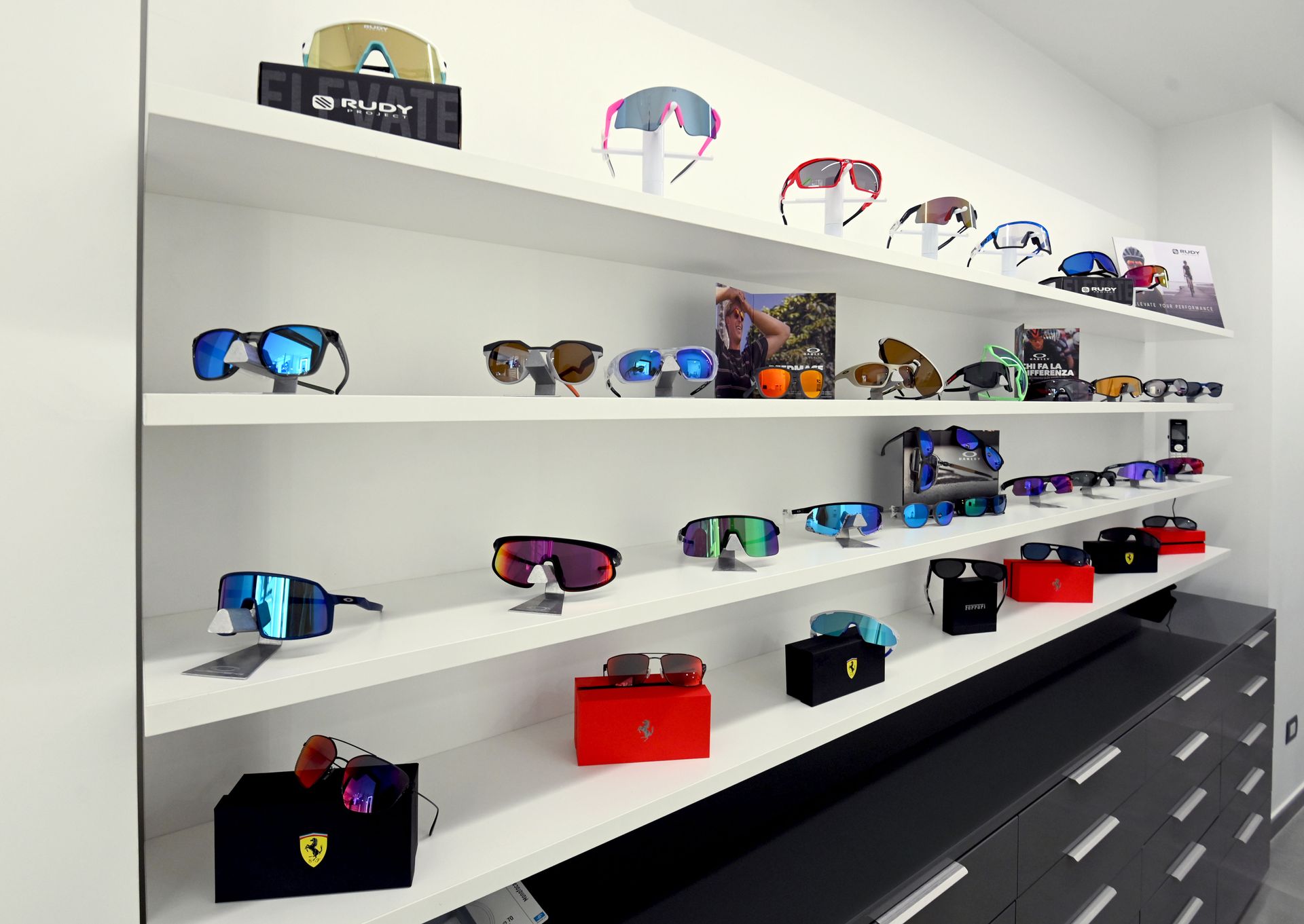 Una donna che indossa un cappello e occhiali da sole si tocca il viso.