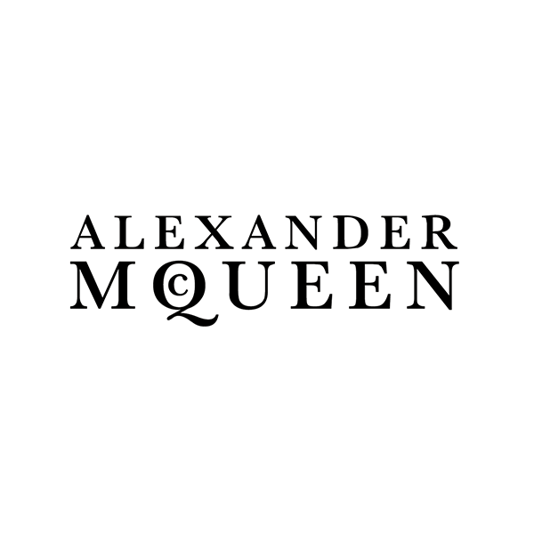Il logo di Alexander McQueen è in bianco e nero su sfondo bianco.