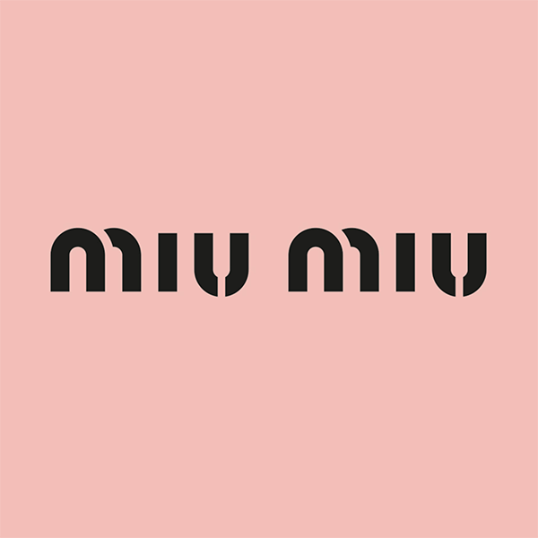 Il logo di miu miu è su sfondo rosa.