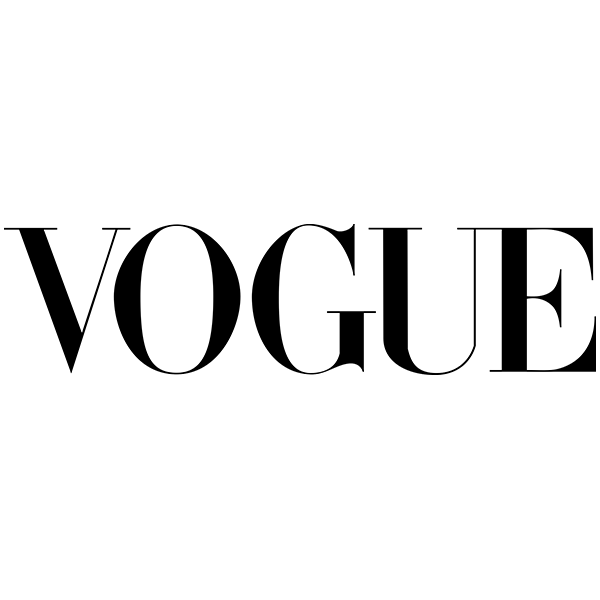 Un logo in bianco e nero per la rivista Vogue su sfondo bianco.