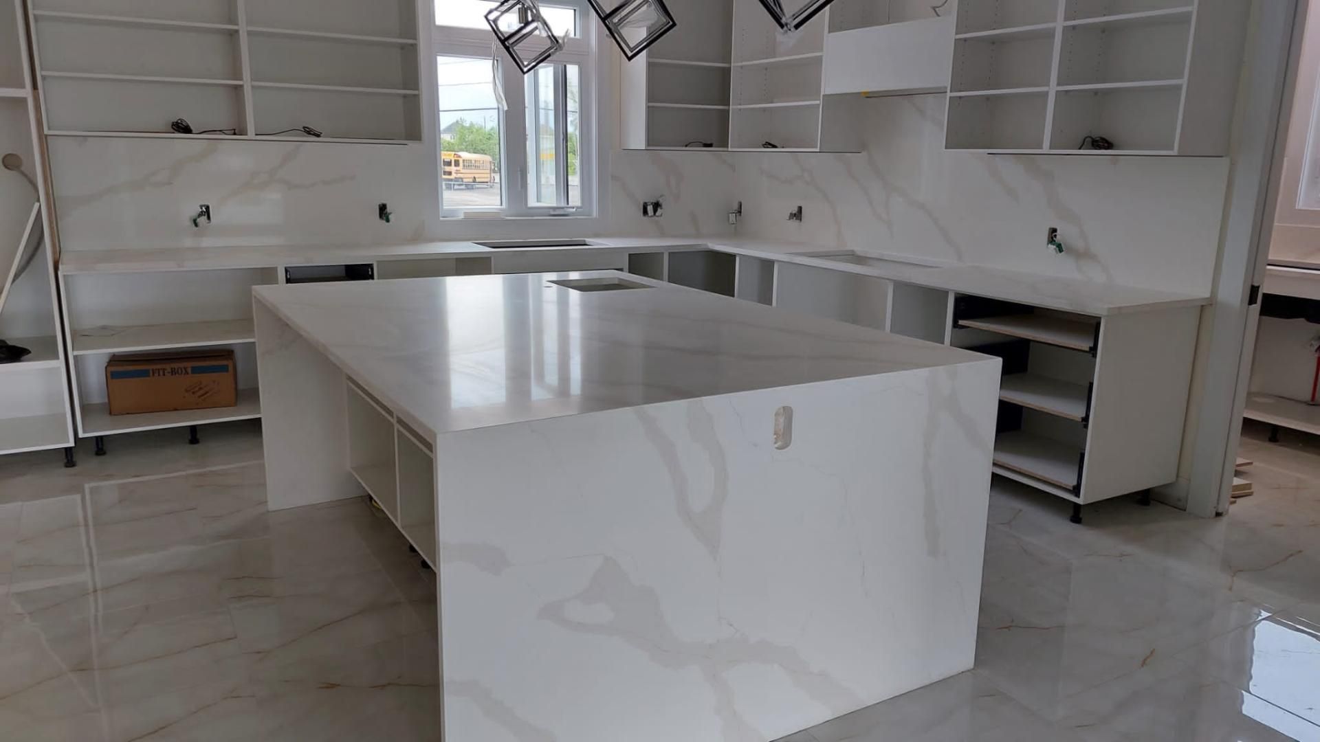 Une cuisine en construction avec un grand îlot au milieu.