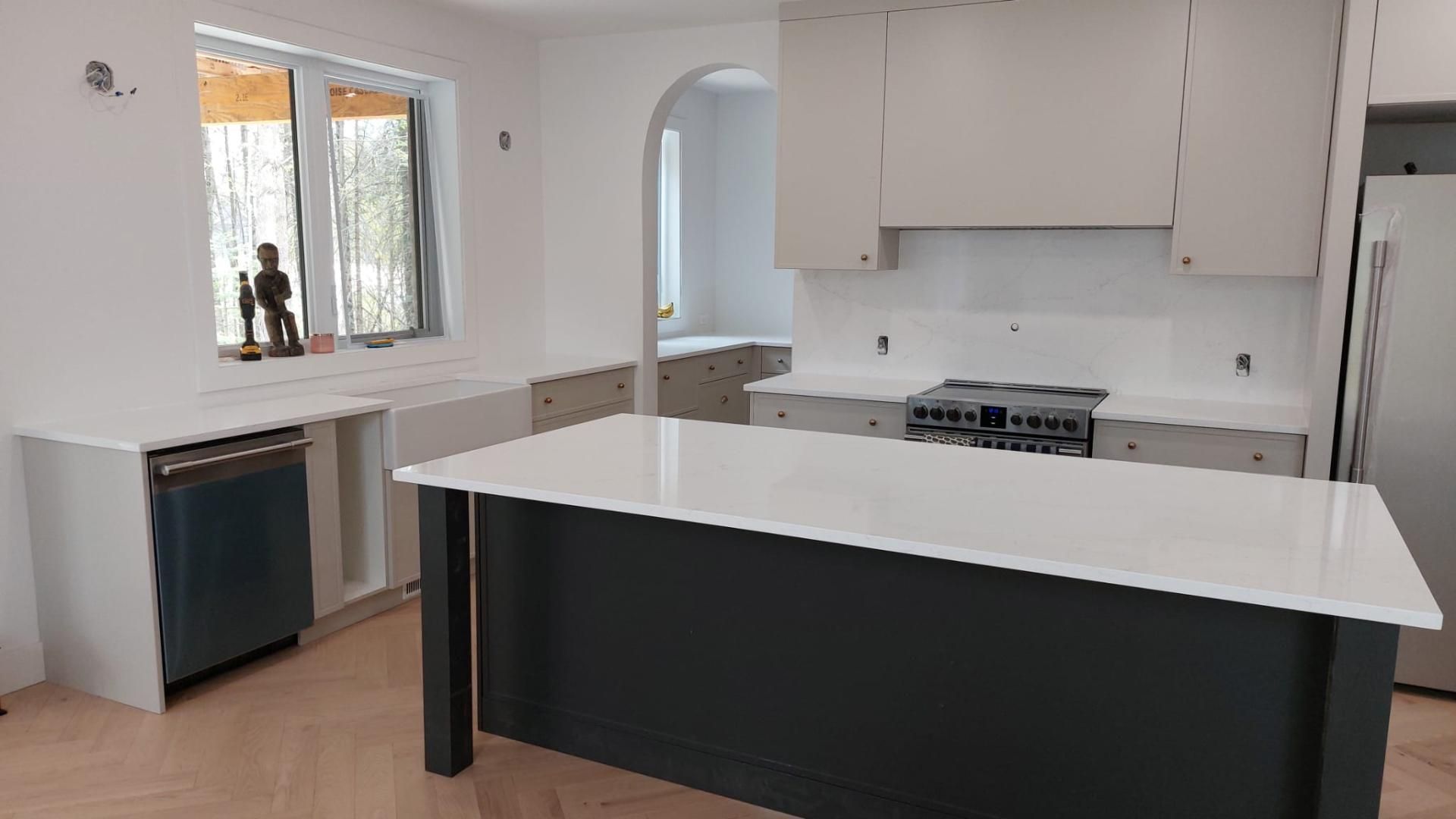 Il y a un grand îlot au milieu de la cuisine.