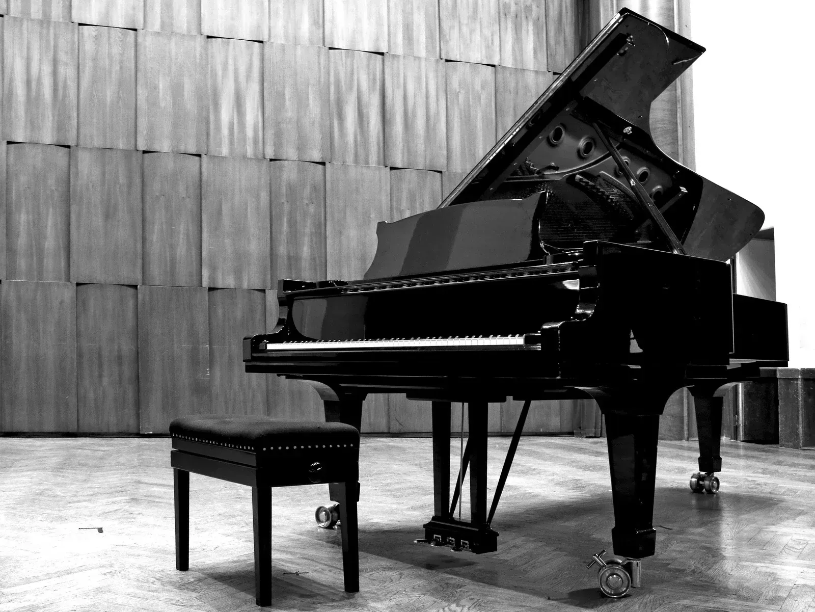 A black and white photo of a piano in a room