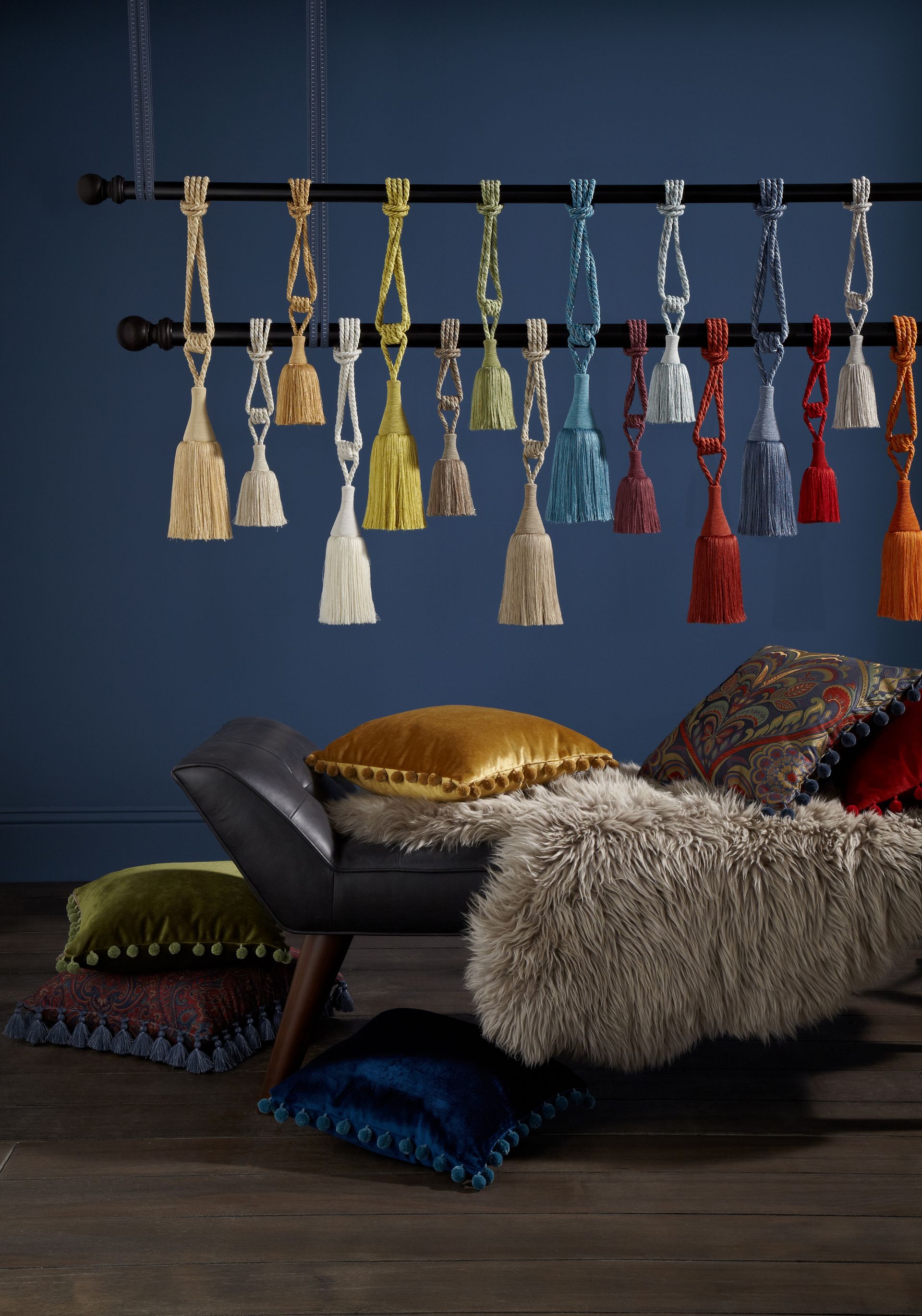 A bunch of pillows are sitting on a bench in a room