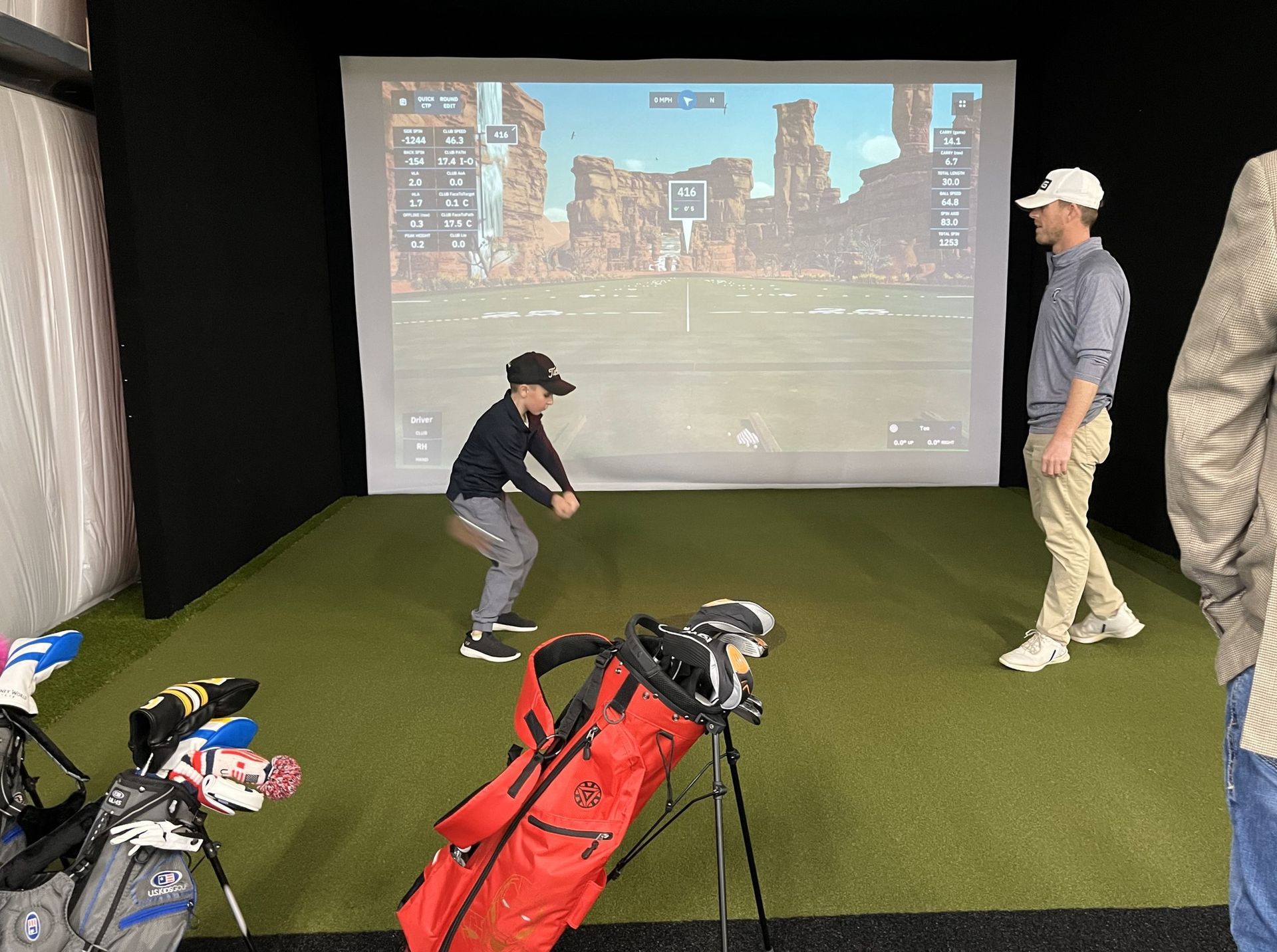 beginner golf lesson in a golf simulator .