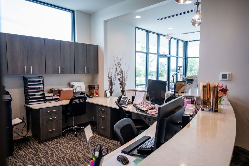 A large building with a lot of cars parked in front of it.