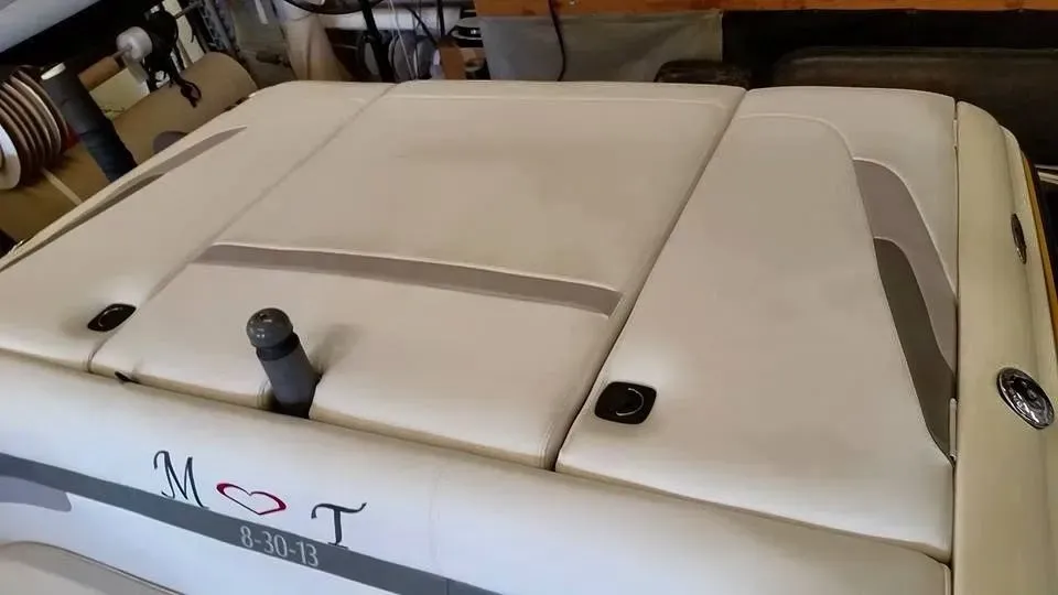The roof of a boat with the word mot on it.
