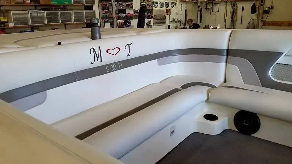 The back of a boat with the letters m and t on it.