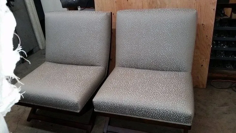 Two chairs are sitting next to each other in a room.