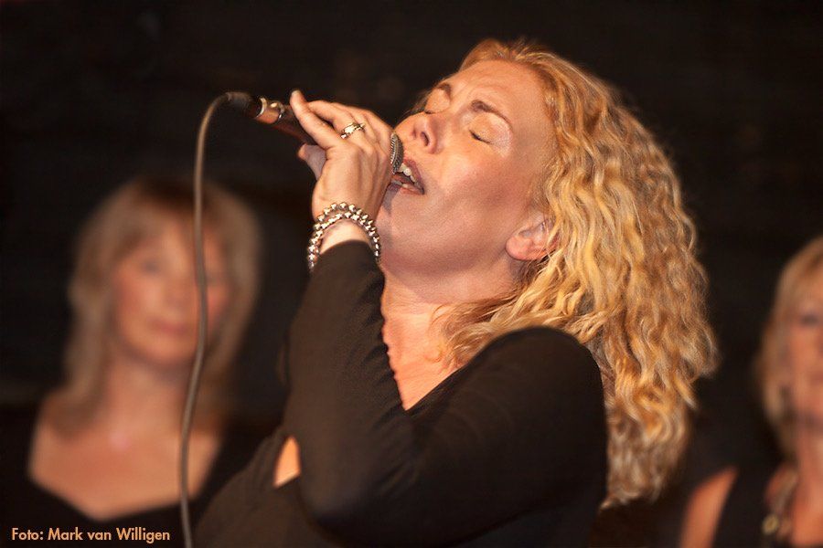 Solist zingt Ding Ding a Dong