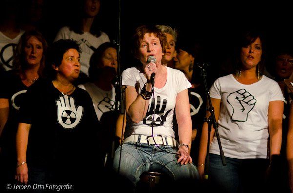 Solist zingt Dear Mr. President