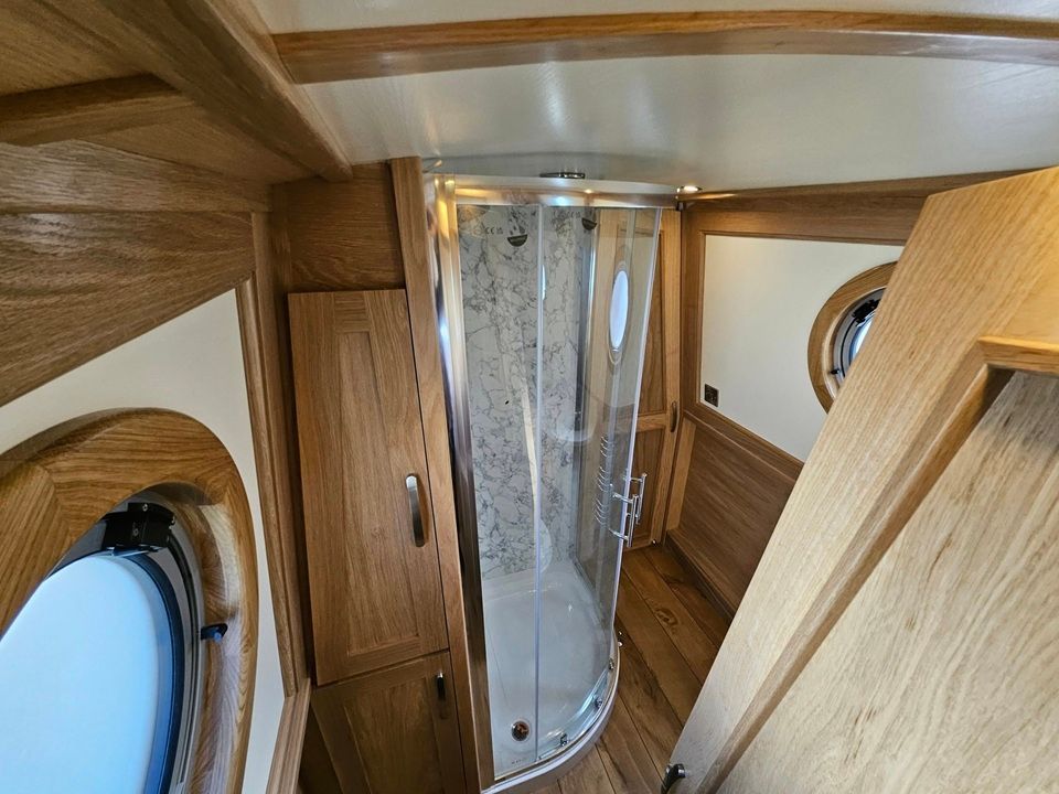 Bullfinch walk through bathroom