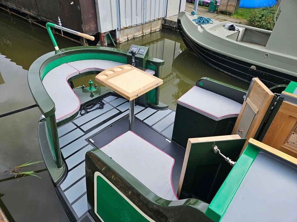 Clover stern seating