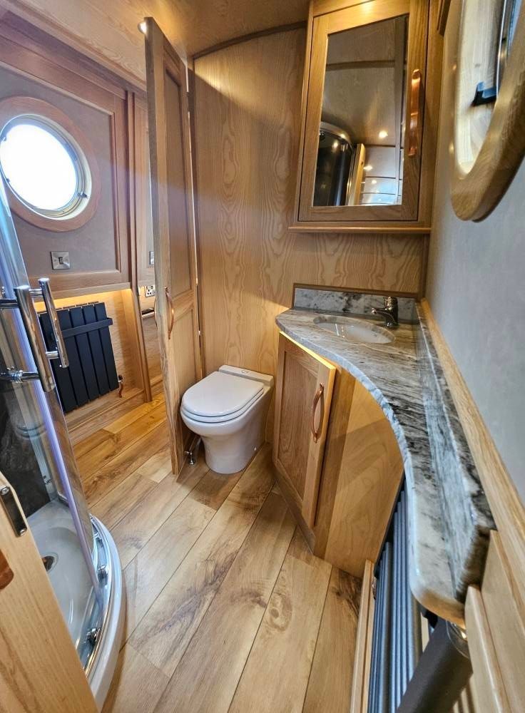 Clover w.c. and basin