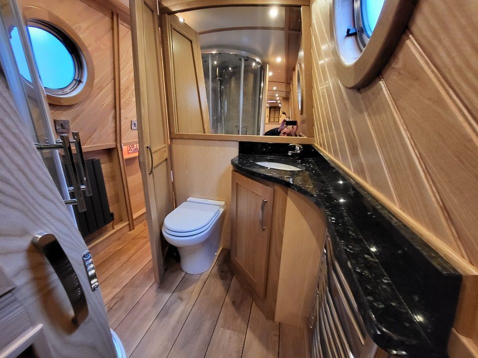 Est Tempus toilet and basin