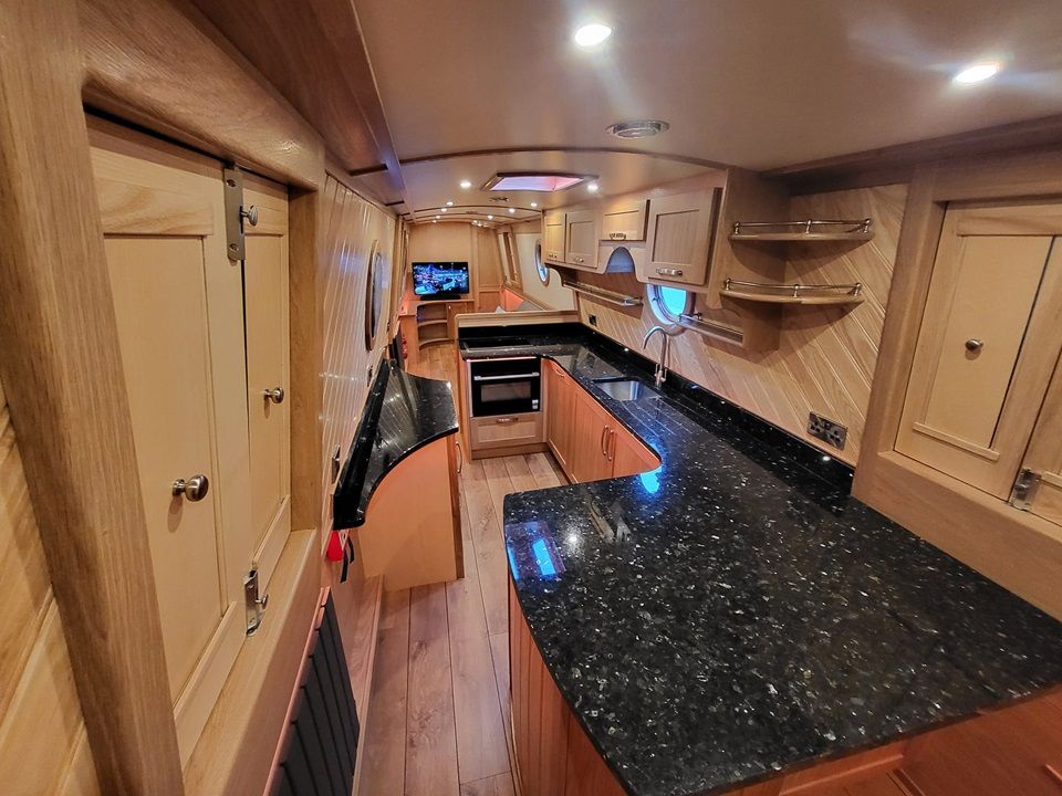 Est Tempus galley to lounge view