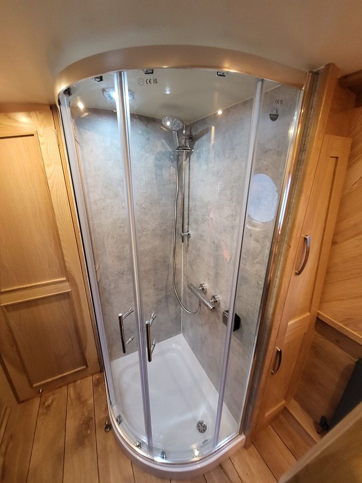 Est Tempus quadrant shower