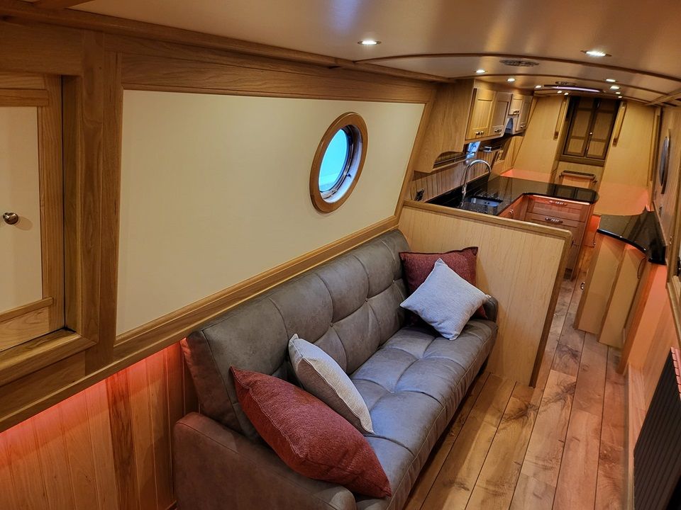 Est Tempus saloon to galley view