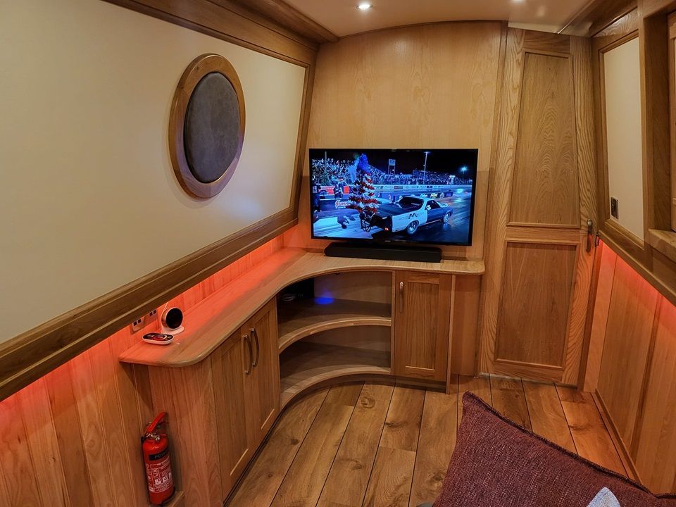 Est Tempus lounge and TV