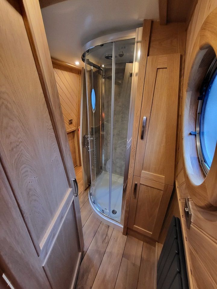 Est Tempus walk through shower room