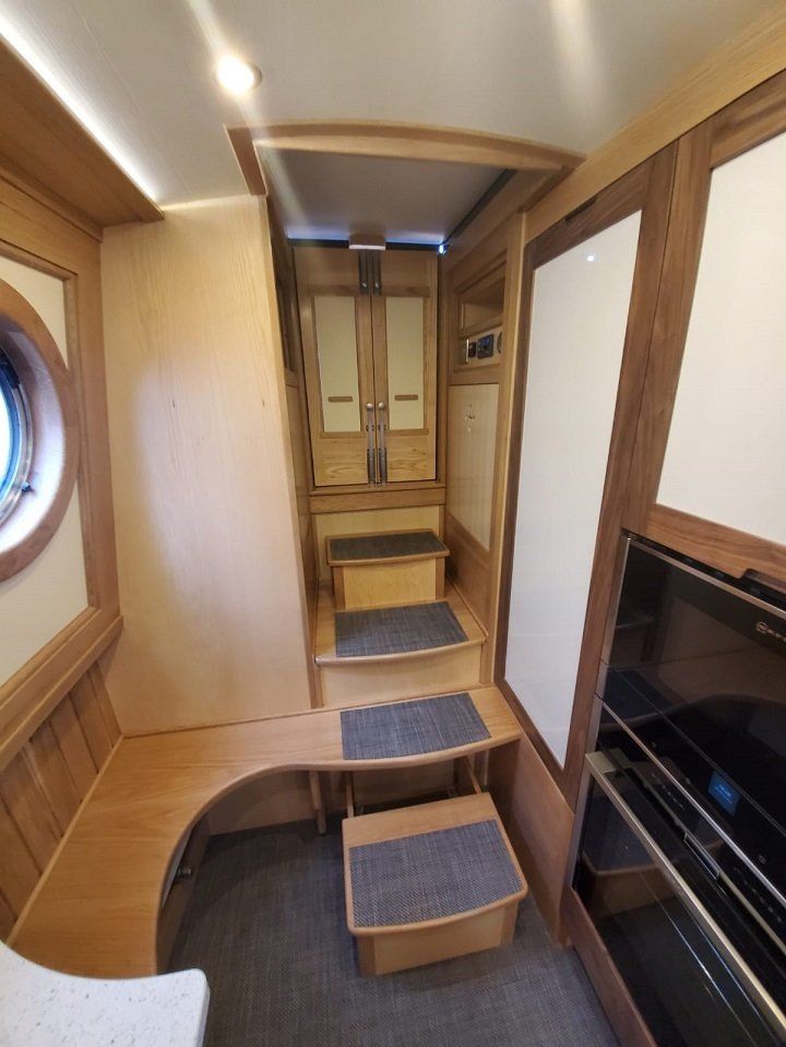 Flutterby steps down from stern end