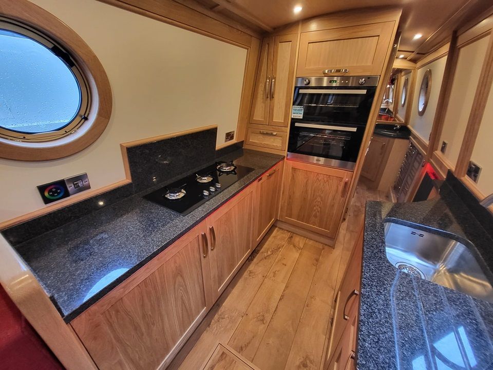 Hollingworth kitchen with gas hobs