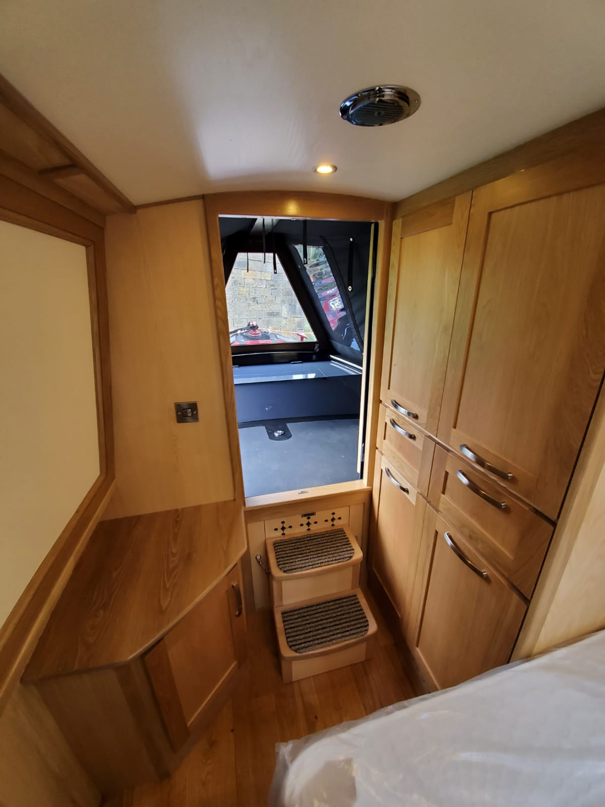 Ostara entrance to cratch