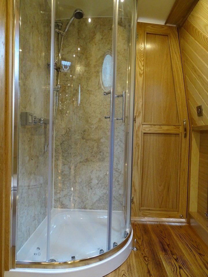 Narrowboat Timeless quadrant shower