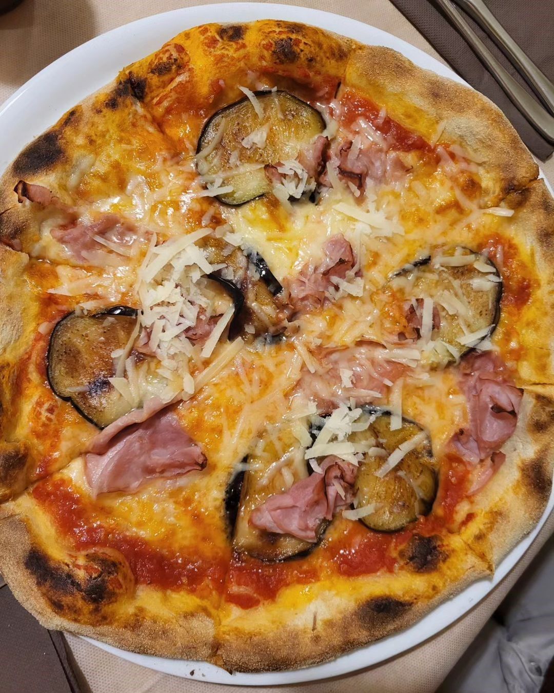 pizza prosciutto e melanzane