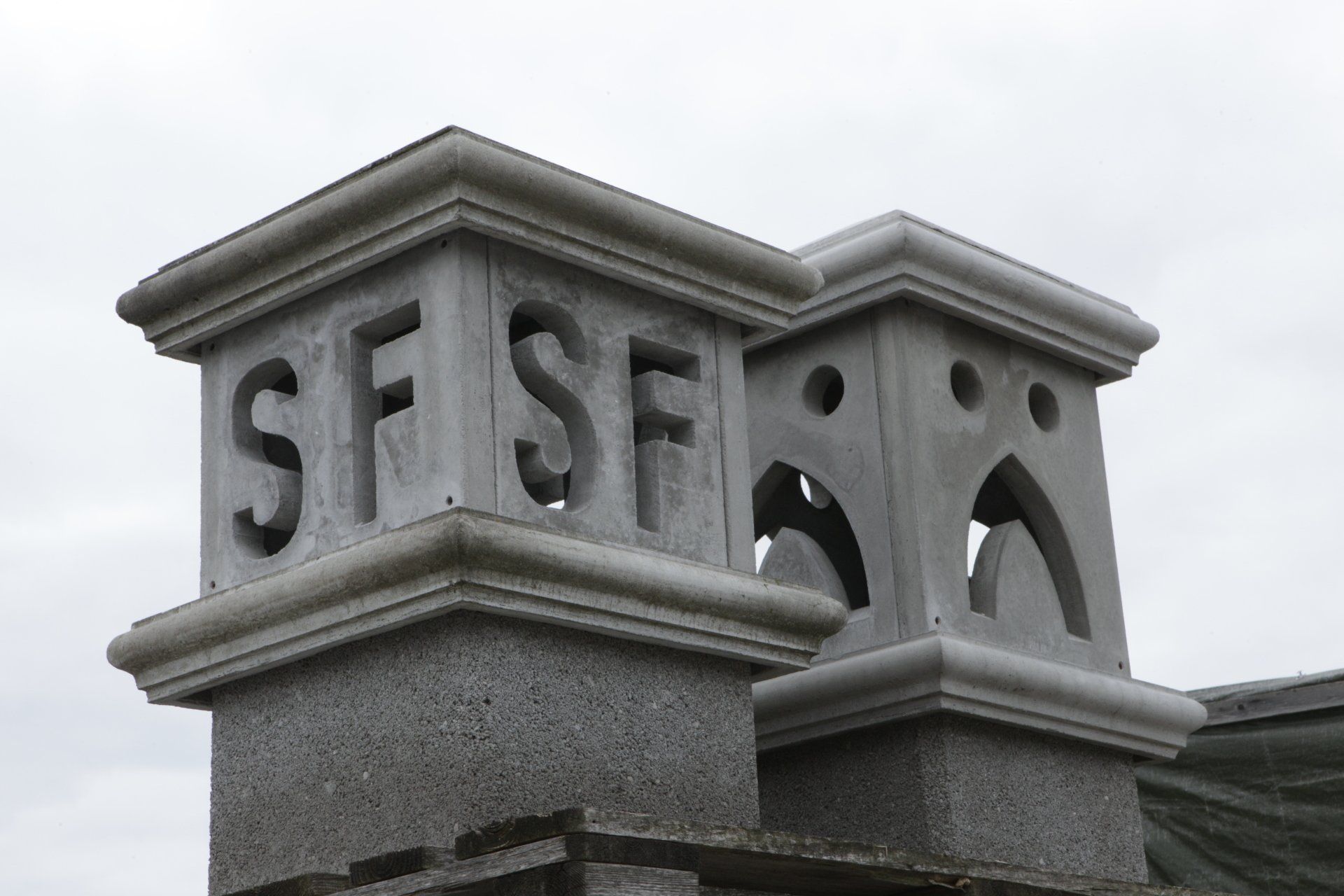 coppia di comignoli in marmo