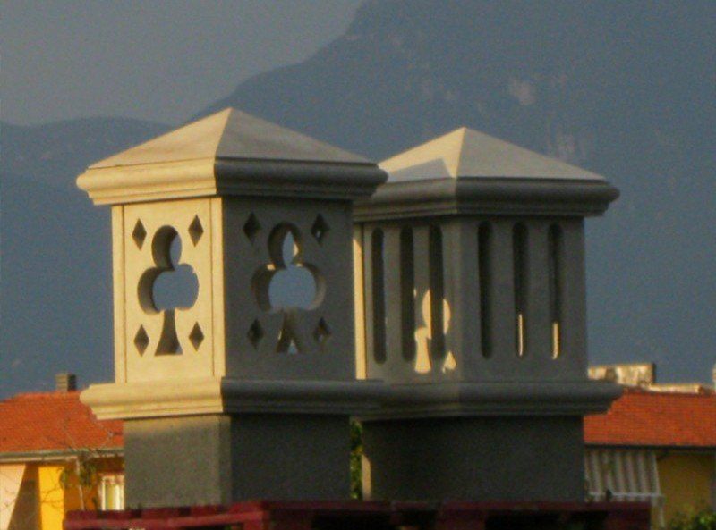 comignoli in cemento al tramonto