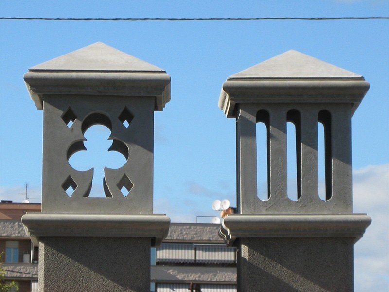 comignoli in cemento con decorazioni