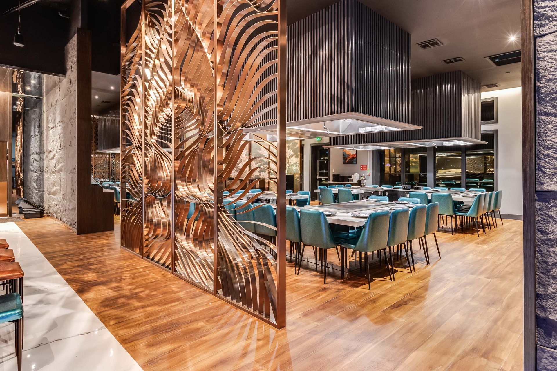 A large room with tables and chairs in a restaurant.