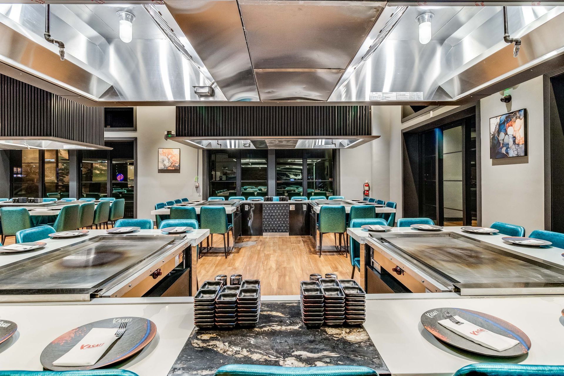 A large dining room with a lot of tables and chairs.