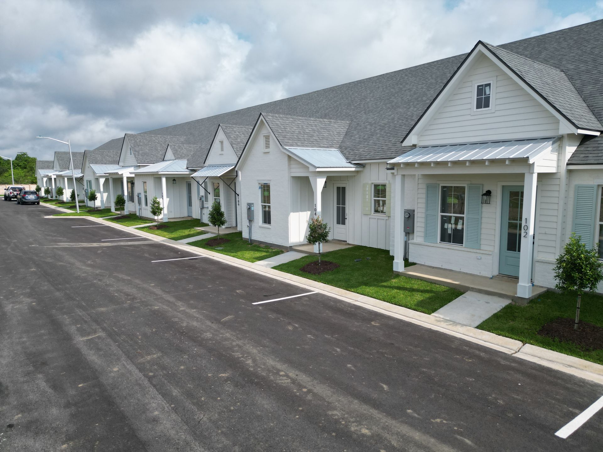 A row of white houses are lined up next to each other