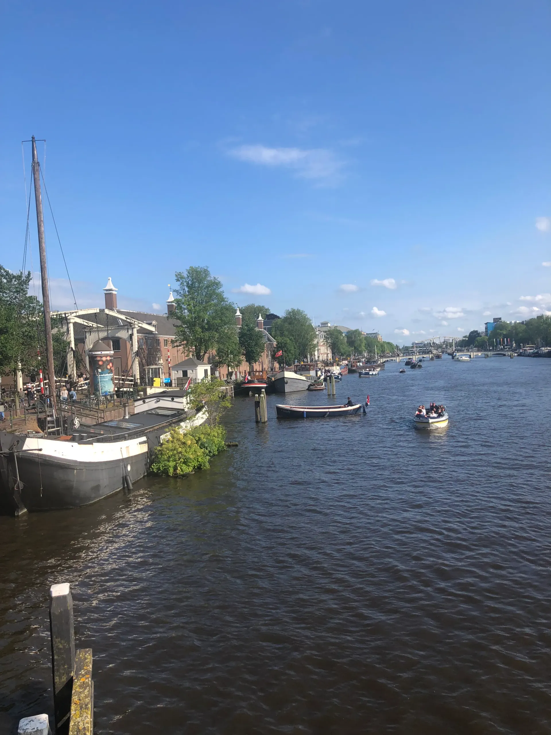 Een boot ligt aangemeerd in het midden van een rivier.