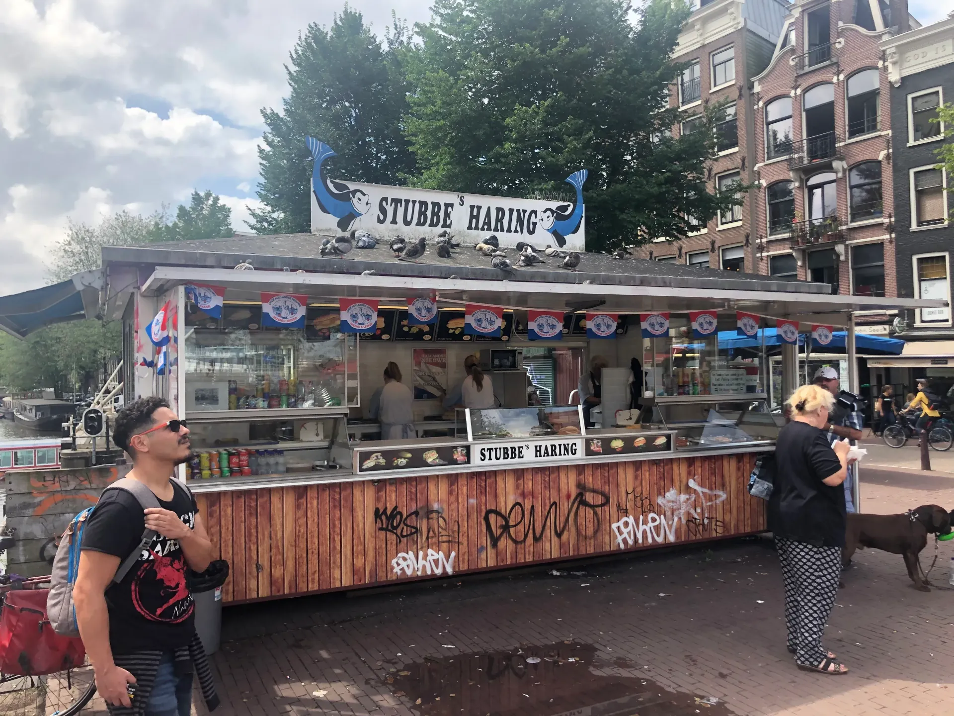 Een man en een vrouw staan voor een eetkraam.