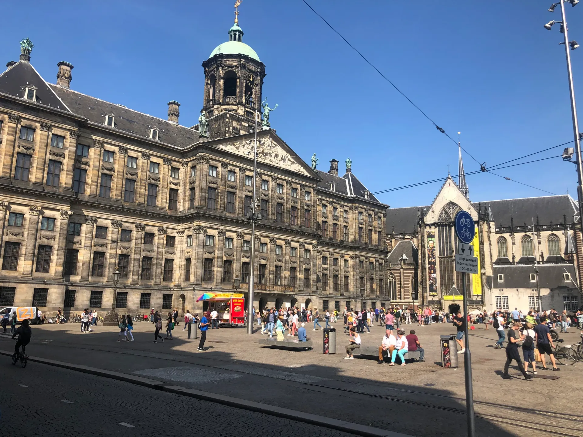 Een groot gebouw met daarop een klokkentoren