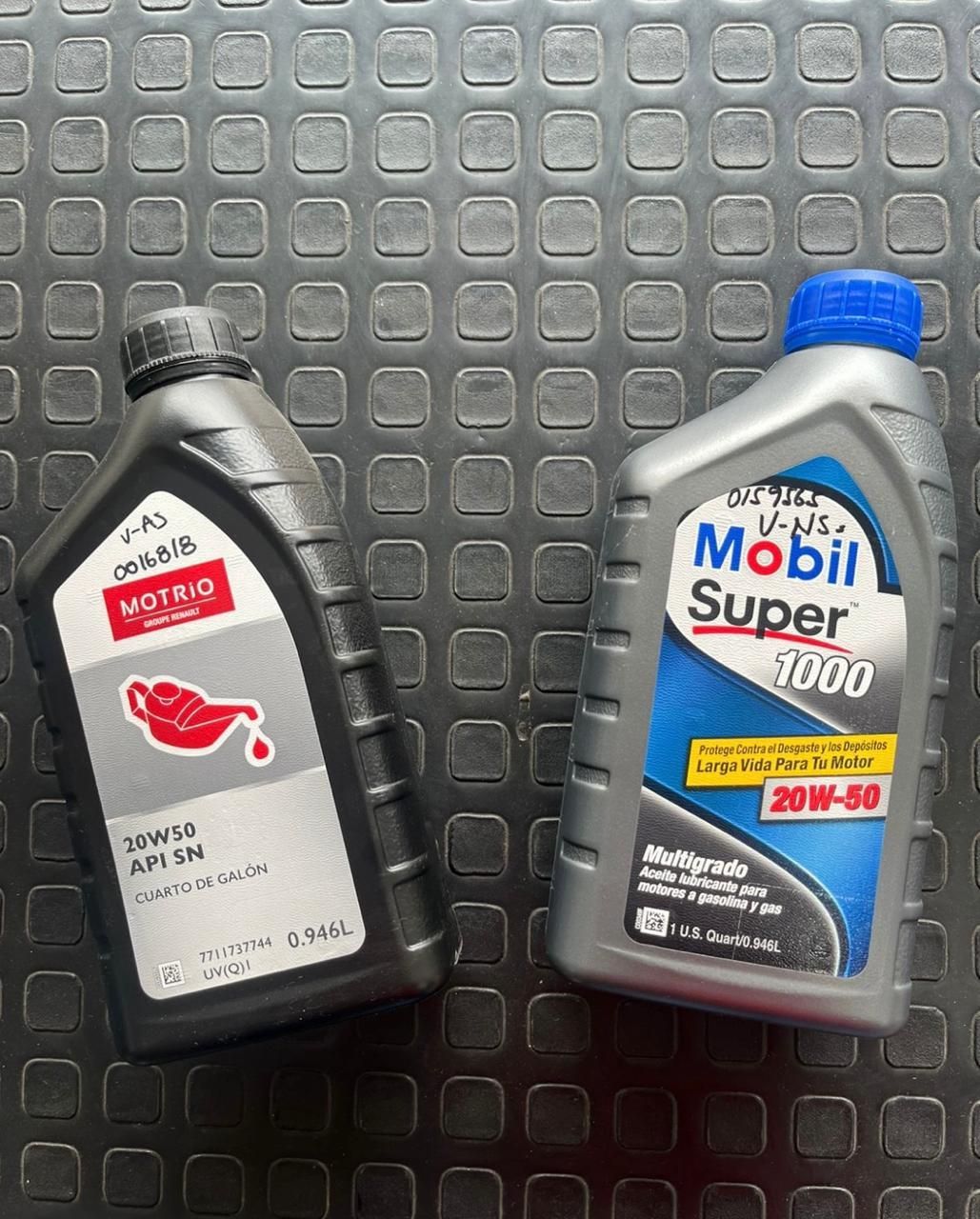 Dos botellas de aceite de motor La botella negra dice