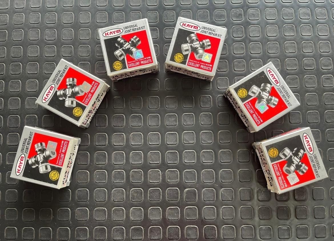 Seis cajitas dispuestas en semicírculo. Cada cajita blanca tiene un diseño rojo y negro.