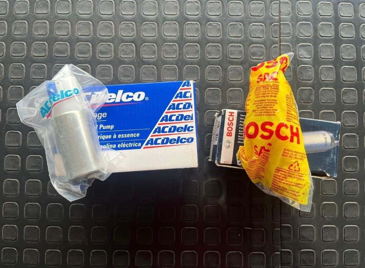 Dos piezas de automóvil, un filtro de combustible ACDelco y una bujía incandescente Bosch, sobre una superficie negra.