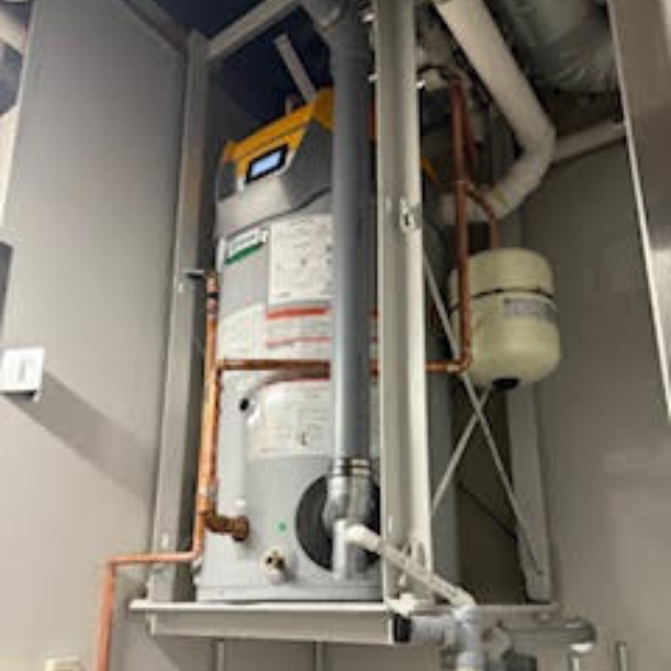 Un chauffe-eau est suspendu au plafond d'une pièce.