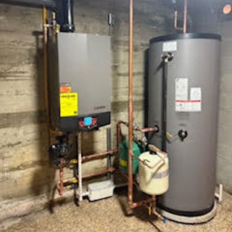 Un chauffe-eau et un chauffe-eau au gaz se trouvent au sous-sol.