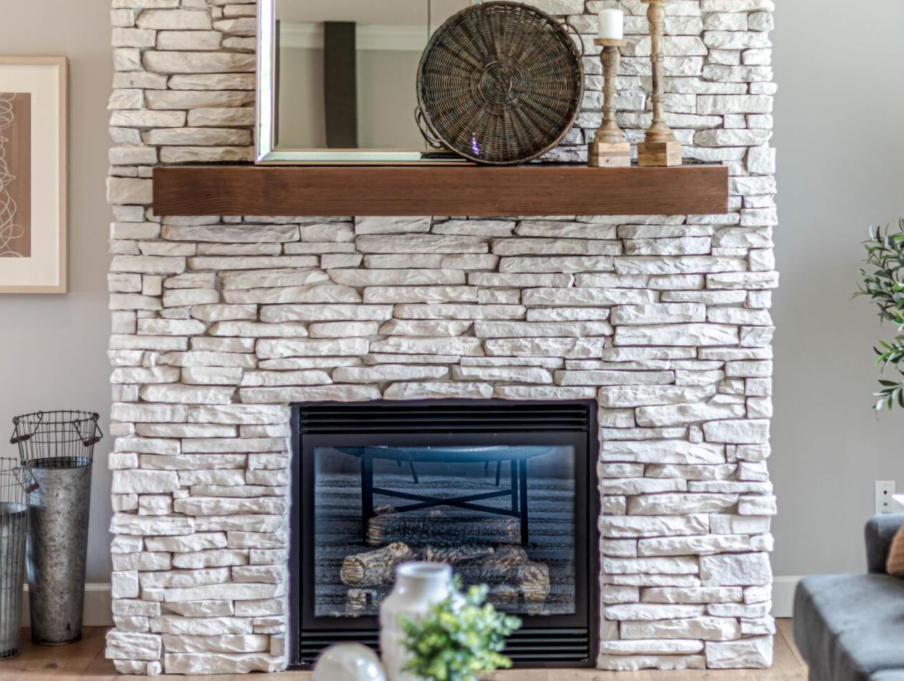 Un salon avec une cheminée et un miroir sur le manteau.