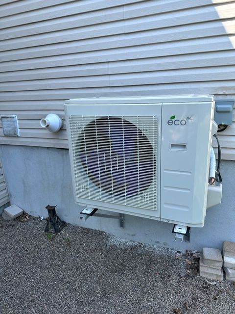 Un climatiseur écologique est monté sur le côté d'une maison