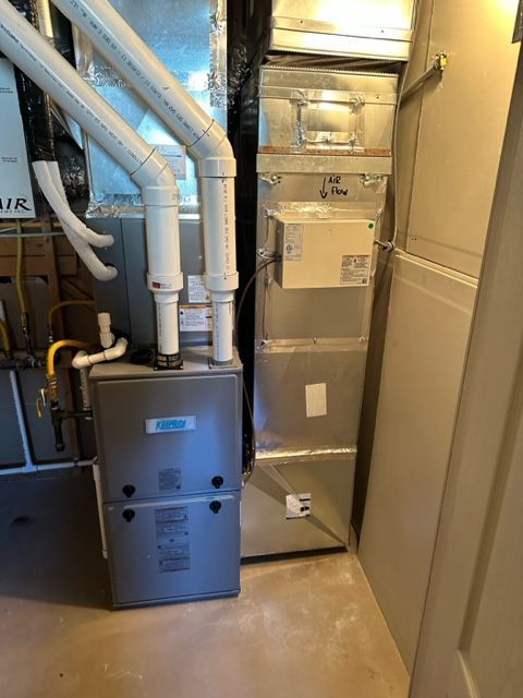 Une pièce avec un four et un climatiseur à l'intérieur.