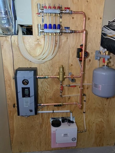 Un mur avec un tas de tuyaux suspendus