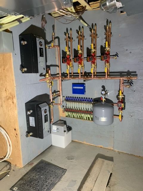 Une pièce avec beaucoup de tuyaux accrochés au mur