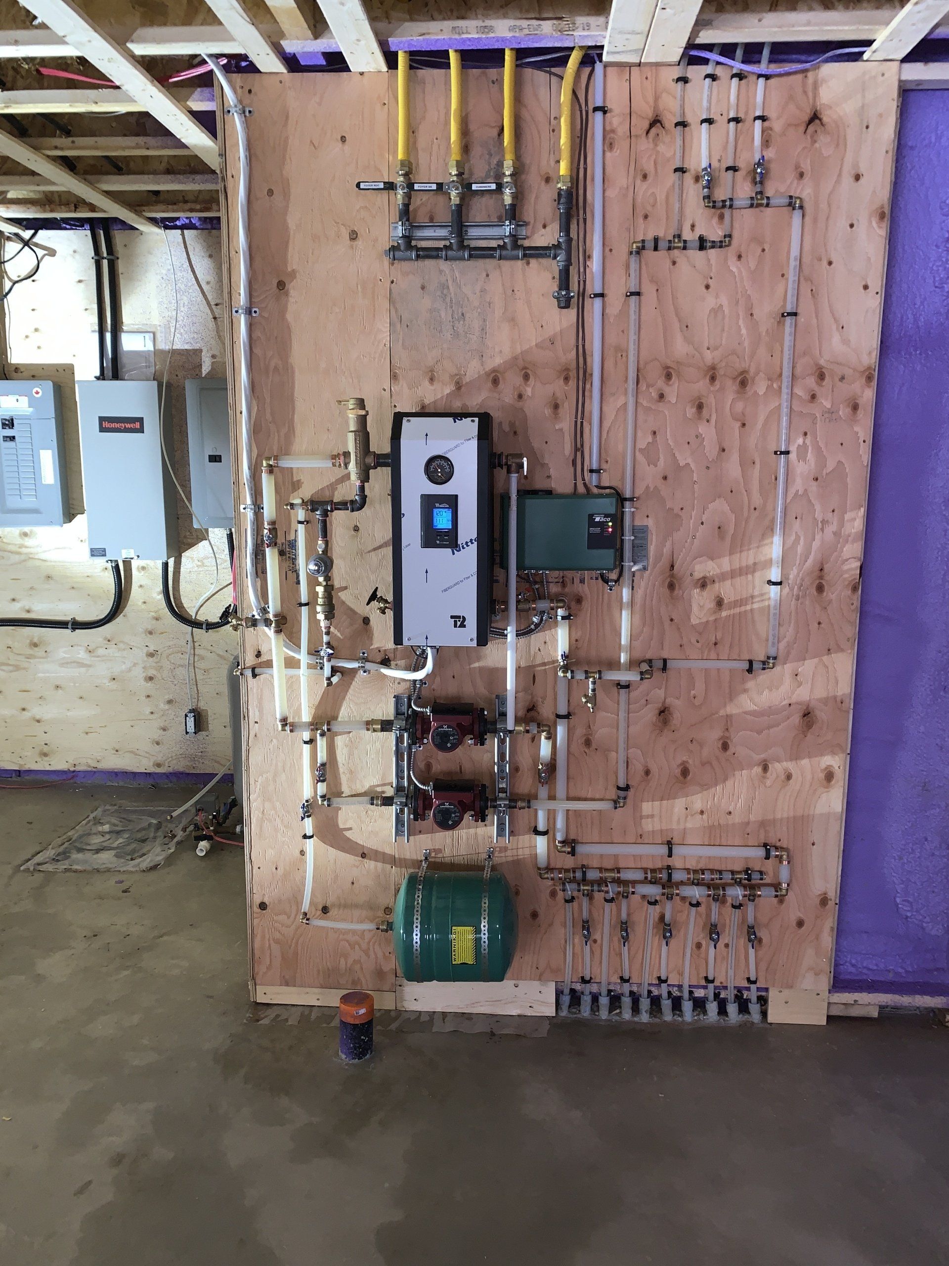 Un mur avec un tas de tuyaux dessus